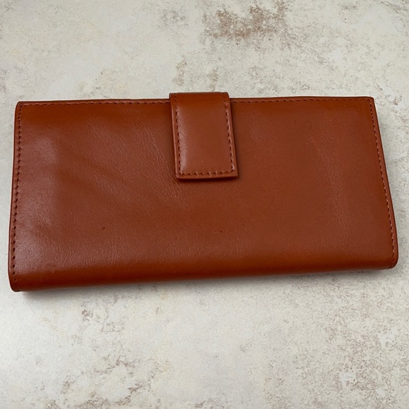 HOBO Handbags - NEW Hobo tan leather snap bifold wallet